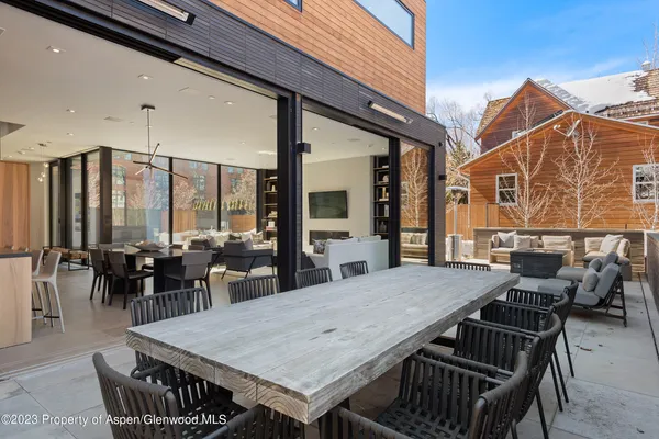 a view of a dinning table and chairs in patio