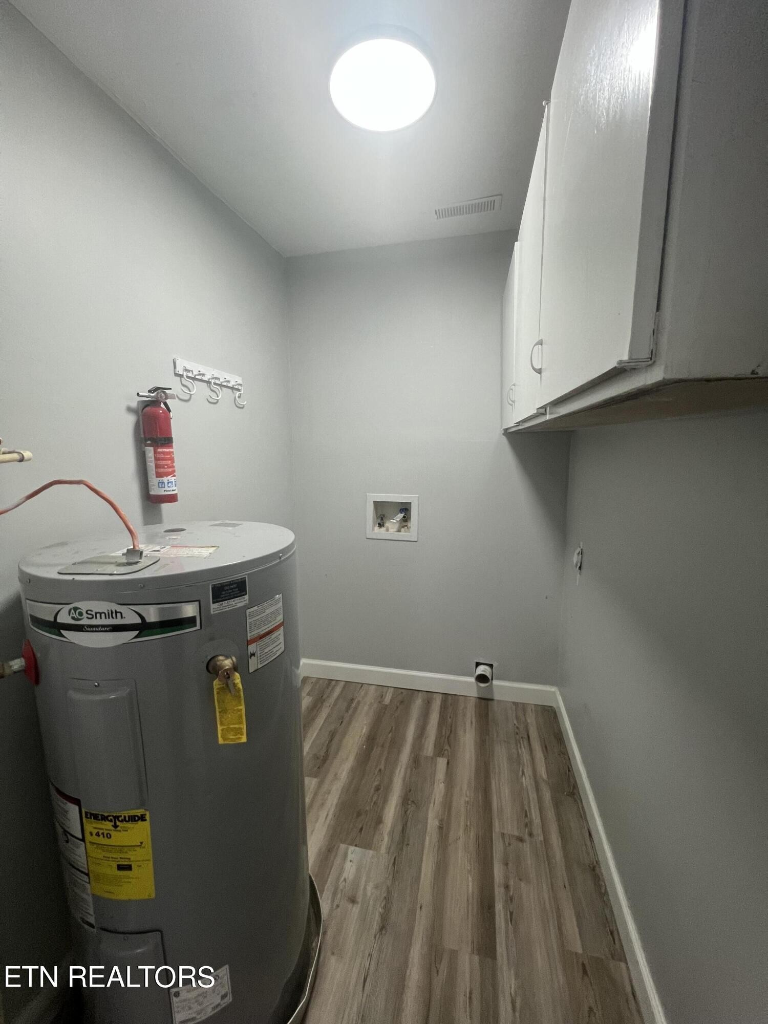 5710 Hyatt Road Knoxville, TN 37918 - Photo 11 of 19 a utility room with washer and dryer