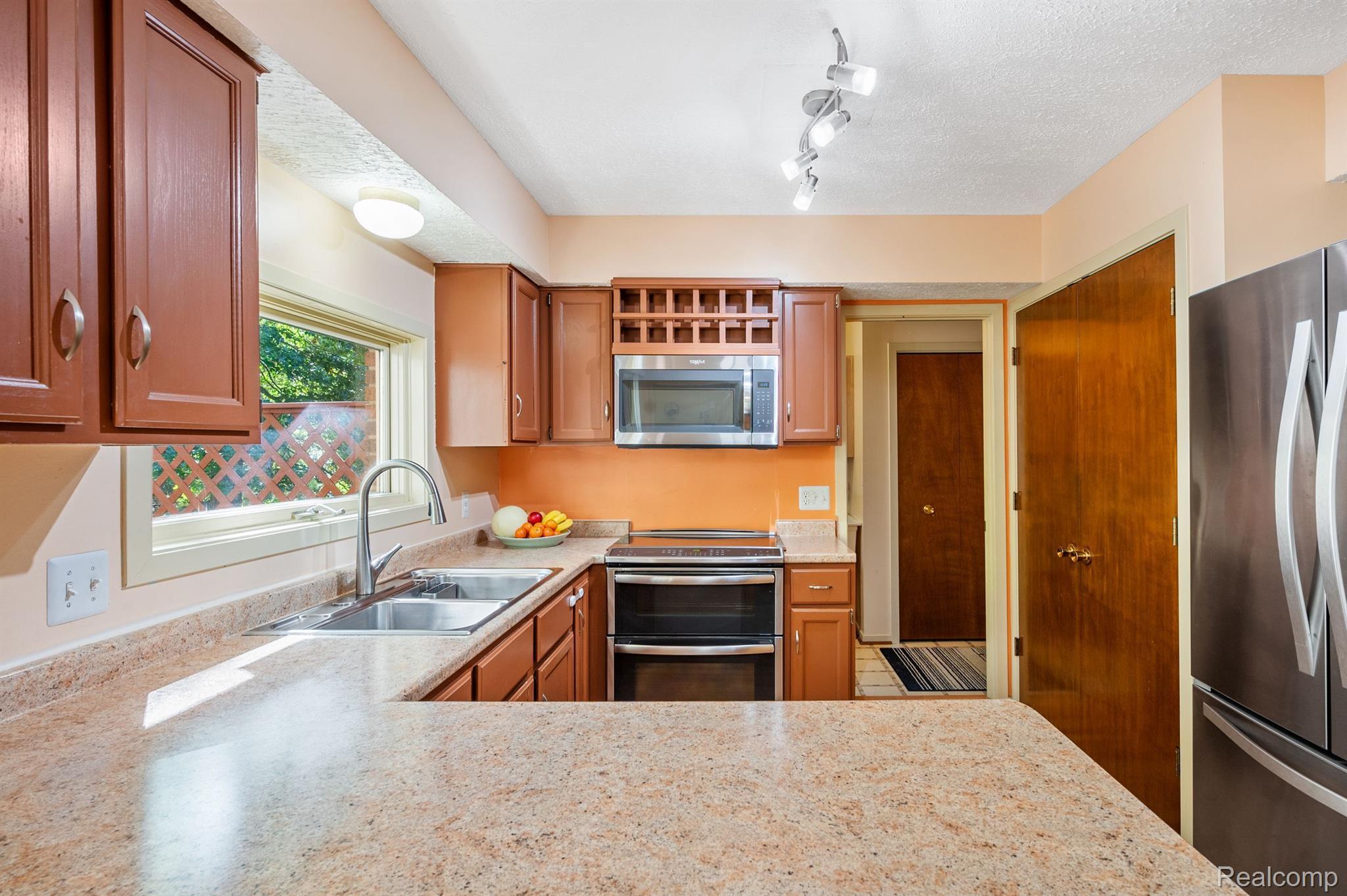 713 River Bend Drive Rochester, MI 48307 - Photo 16 of 68 Newer appliances