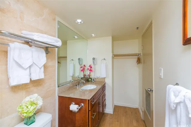 $2,895 | 229 Paoakalani Avenue, Unit 2102, Honolulu, HI 96815