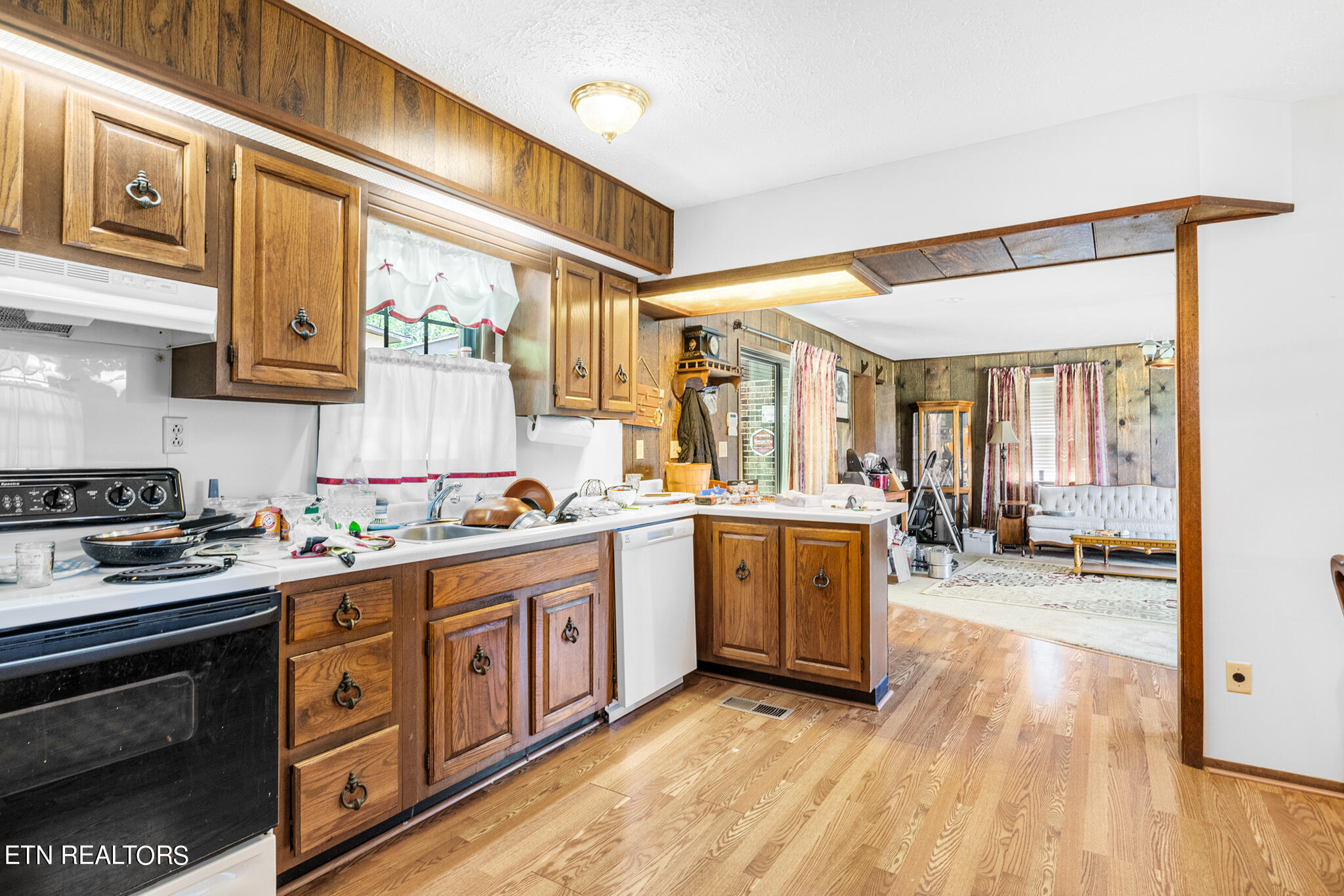 1027 Blockhouse Valley Road Clinton, TN 37716 - Photo 11 of 32 kitchen