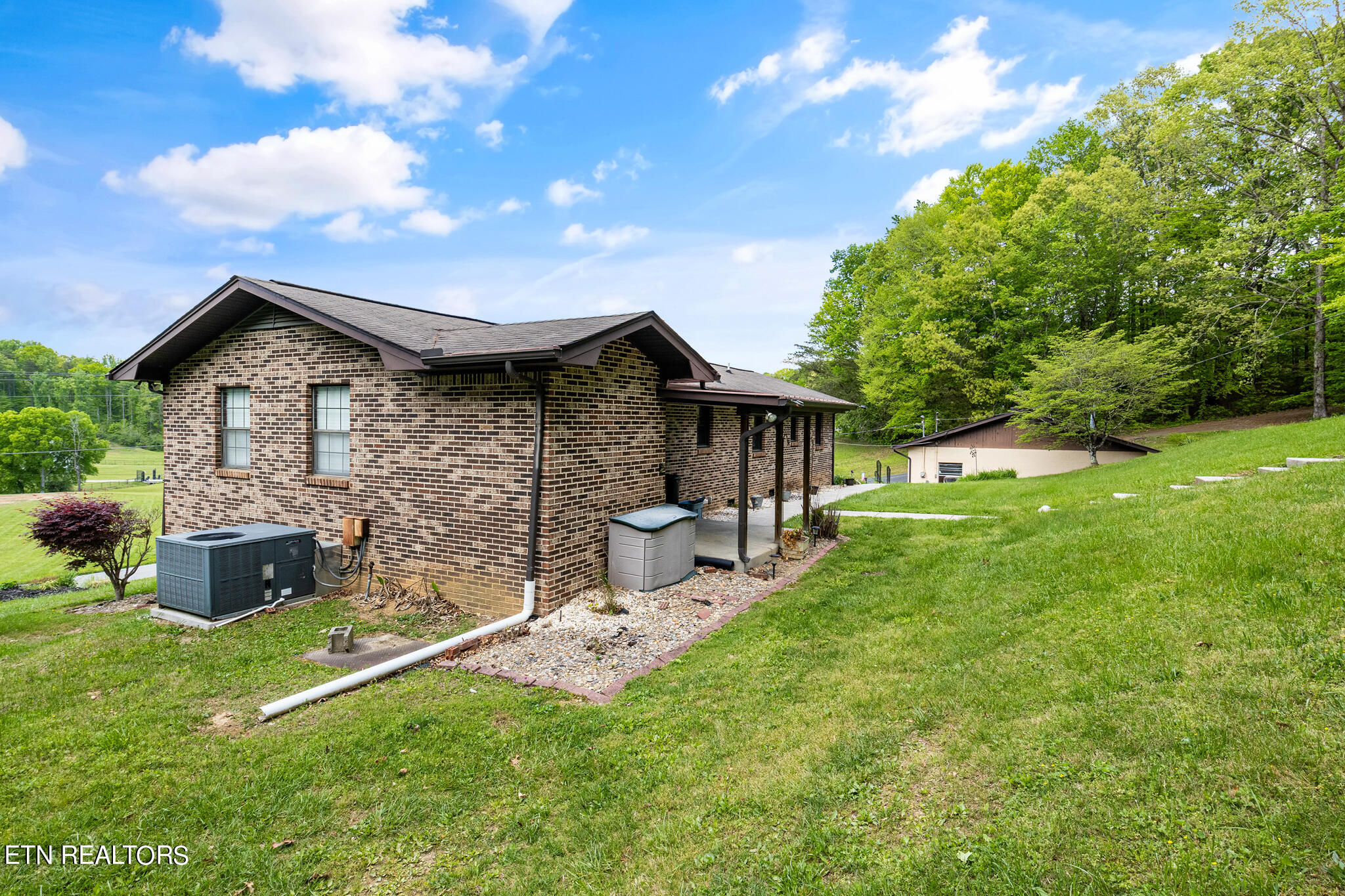 1027 Blockhouse Valley Road Clinton, TN 37716 - Photo 19 of 32 backyard