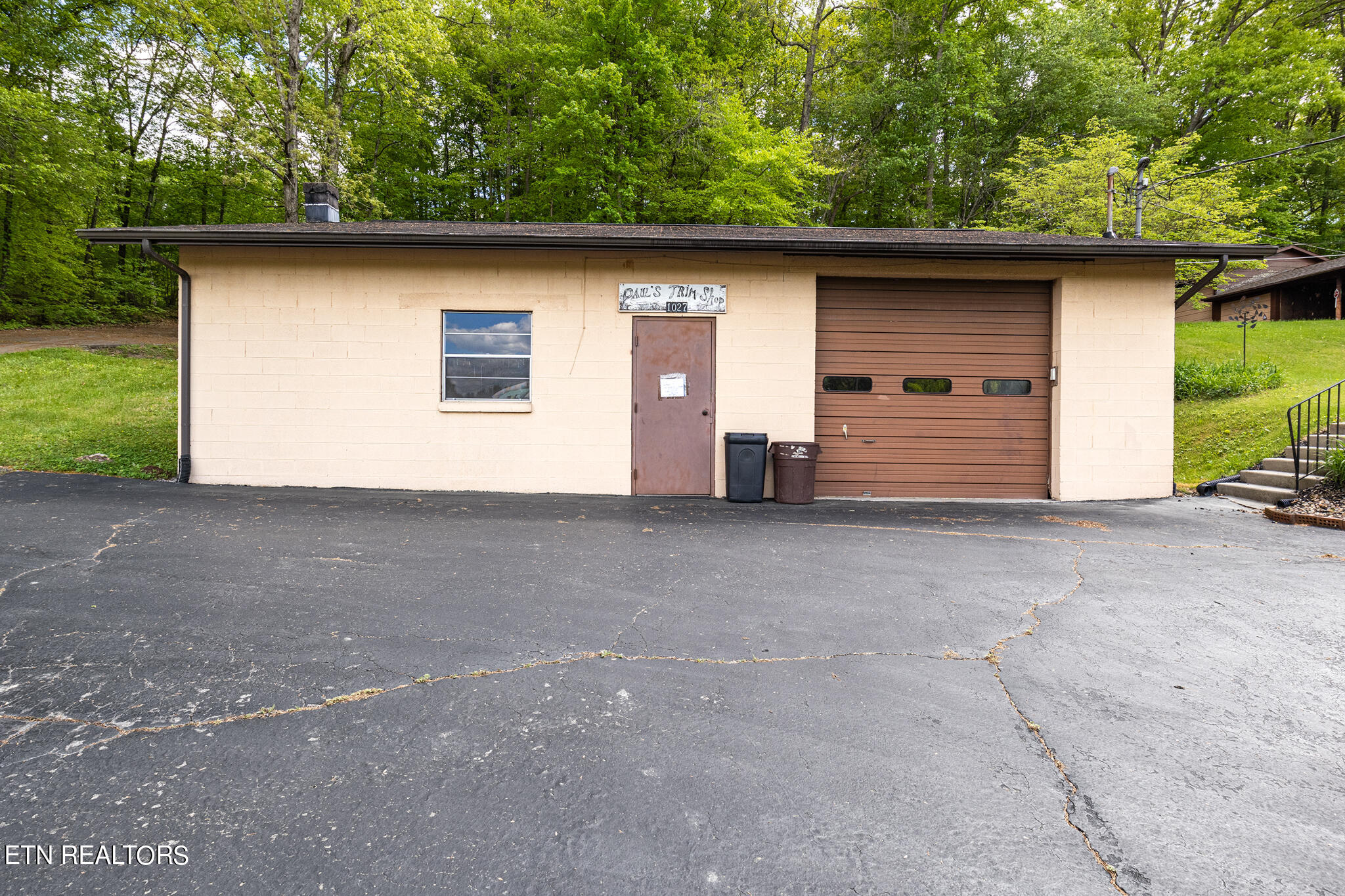 1027 Blockhouse Valley Road Clinton, TN 37716 - Photo 23 of 32 outdoor shop with garage opener