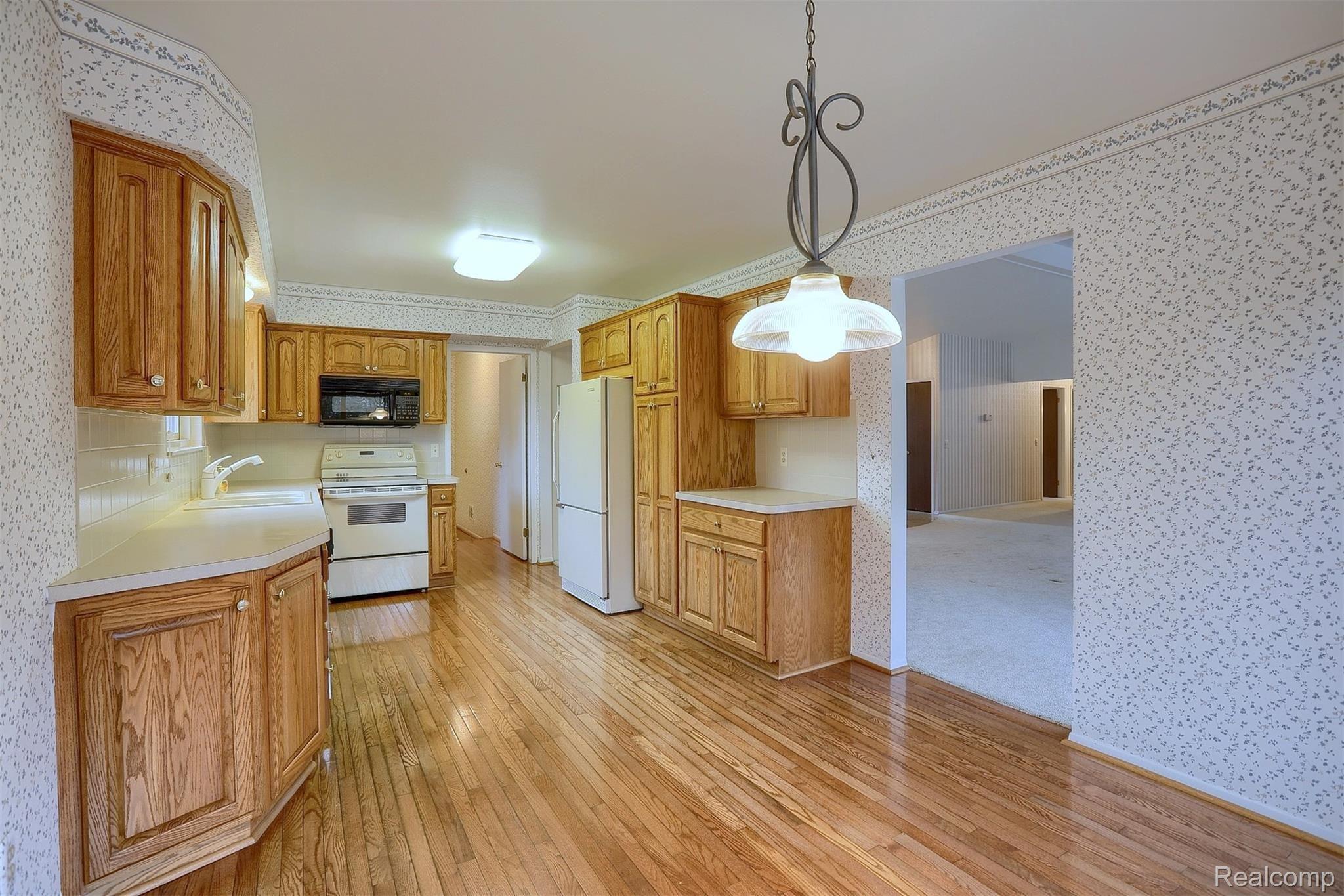 2049 Cumberland Road Rochester, MI 48307 - Photo 13 of 33 13-Breakfast Nook.jpg