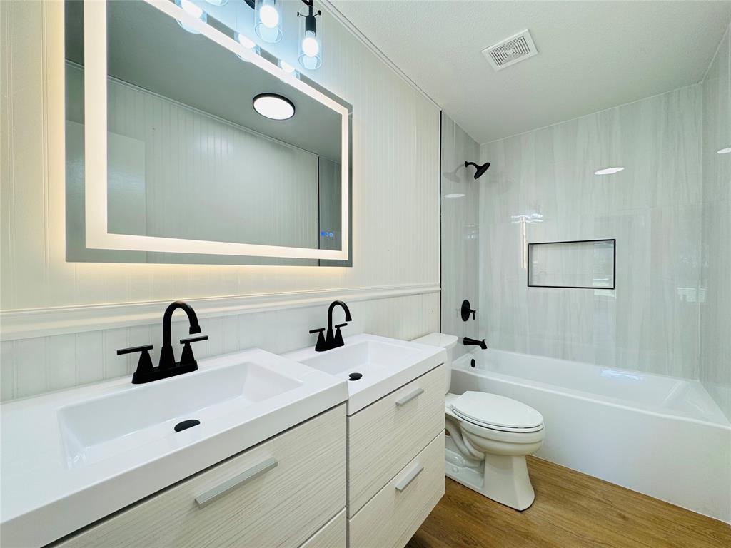 21 Grant Circle Richardson, TX 75081 - Photo 23 of 24 a bathroom with a sink mirror toilet and bathtub