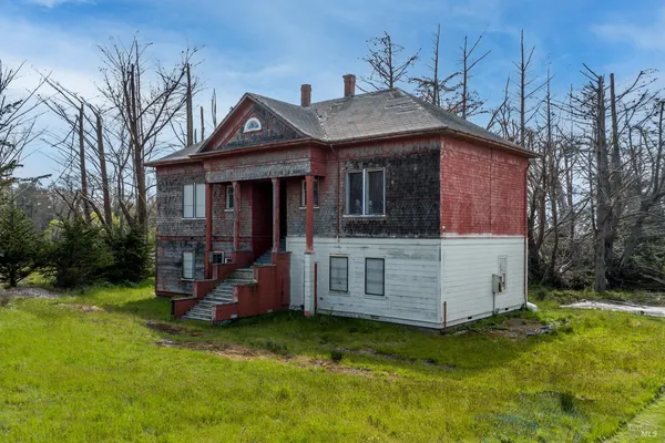 a view of a house with a yard