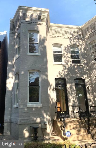 209 9th Street Southeast Washington, DC 20003 - Photo 2 of 26 Location on one the most popular blocks on Hill!