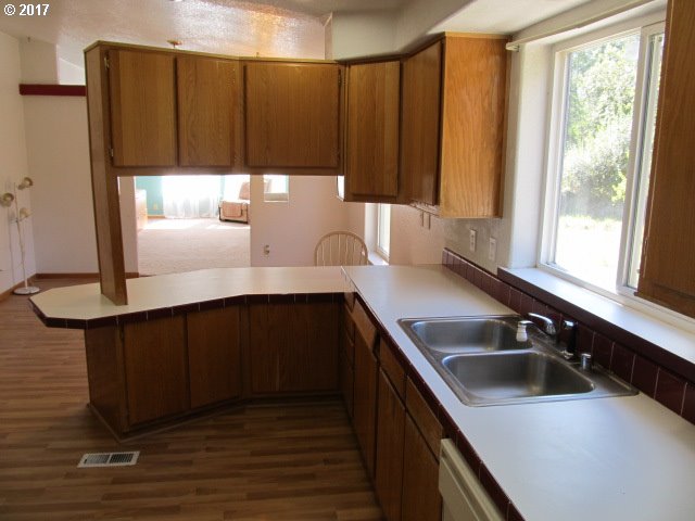 68437 Barton Road Rainier, OR 97048 - Photo 9 of 31