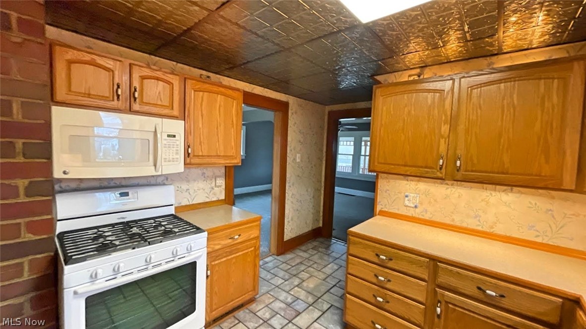 3016 Navarre Road Southwest Canton, OH 44706 - Photo 4 of 16 pull out drawers, under cabinet lighting