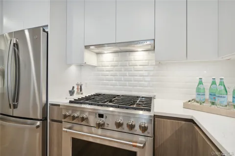 $1,270,600 | 218 Middle Neck Road, Unit 213, Great Neck, NY 11021