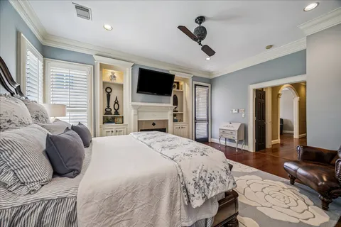 $799,000 | 102 Vieux Carre Drive, Houston, TX 77009