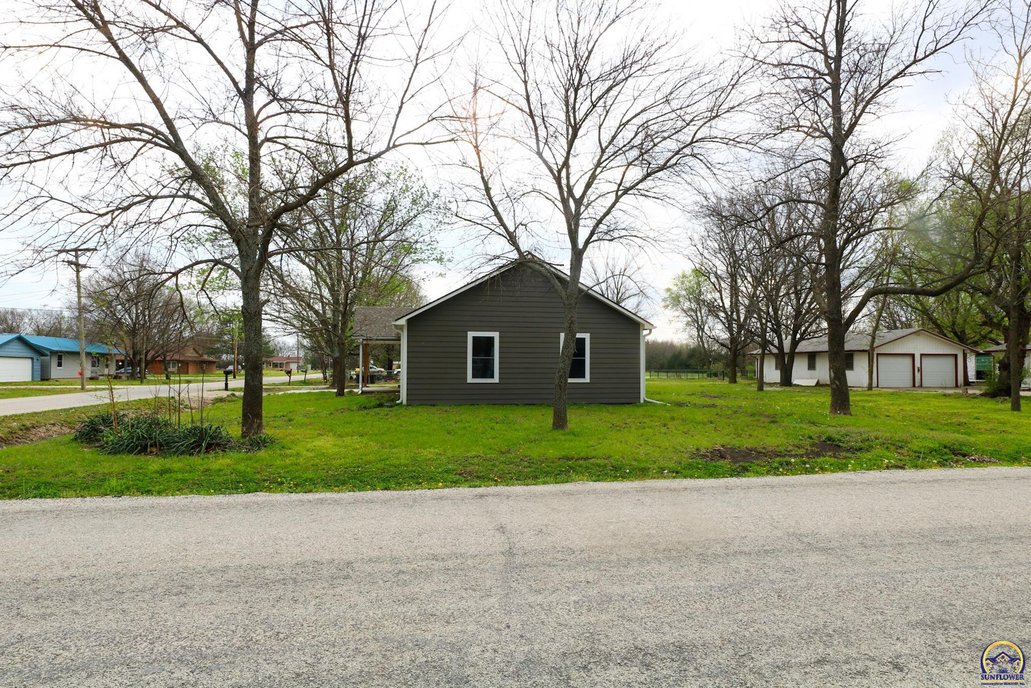 702 South 8th Street Burlington, KS 66839 - Photo 5 of 62