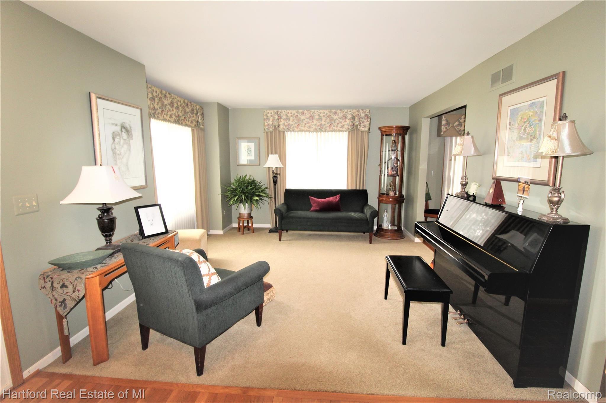 21507 Ruth Street Farmington, MI 48336 - Photo 3 of 21 IMG_4981 (2).JPG