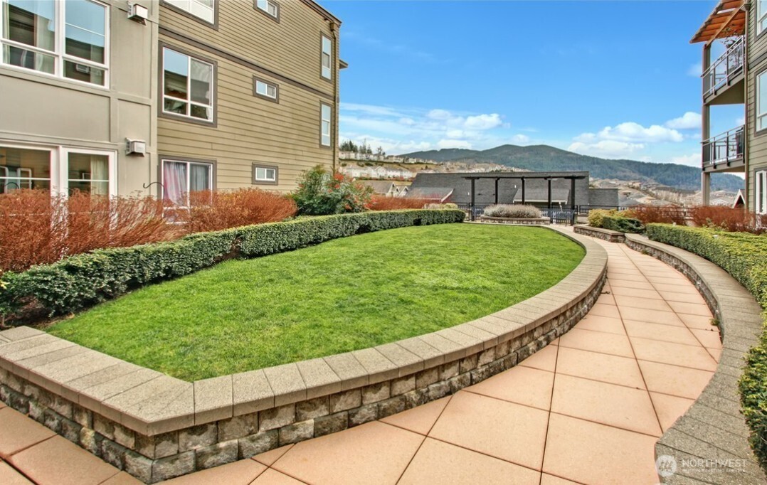 1840 25th Avenue Northeast, Unit 405 Issaquah, WA 98029 - Photo 15 of 20 a view of a swimming pool with a lounge chairs