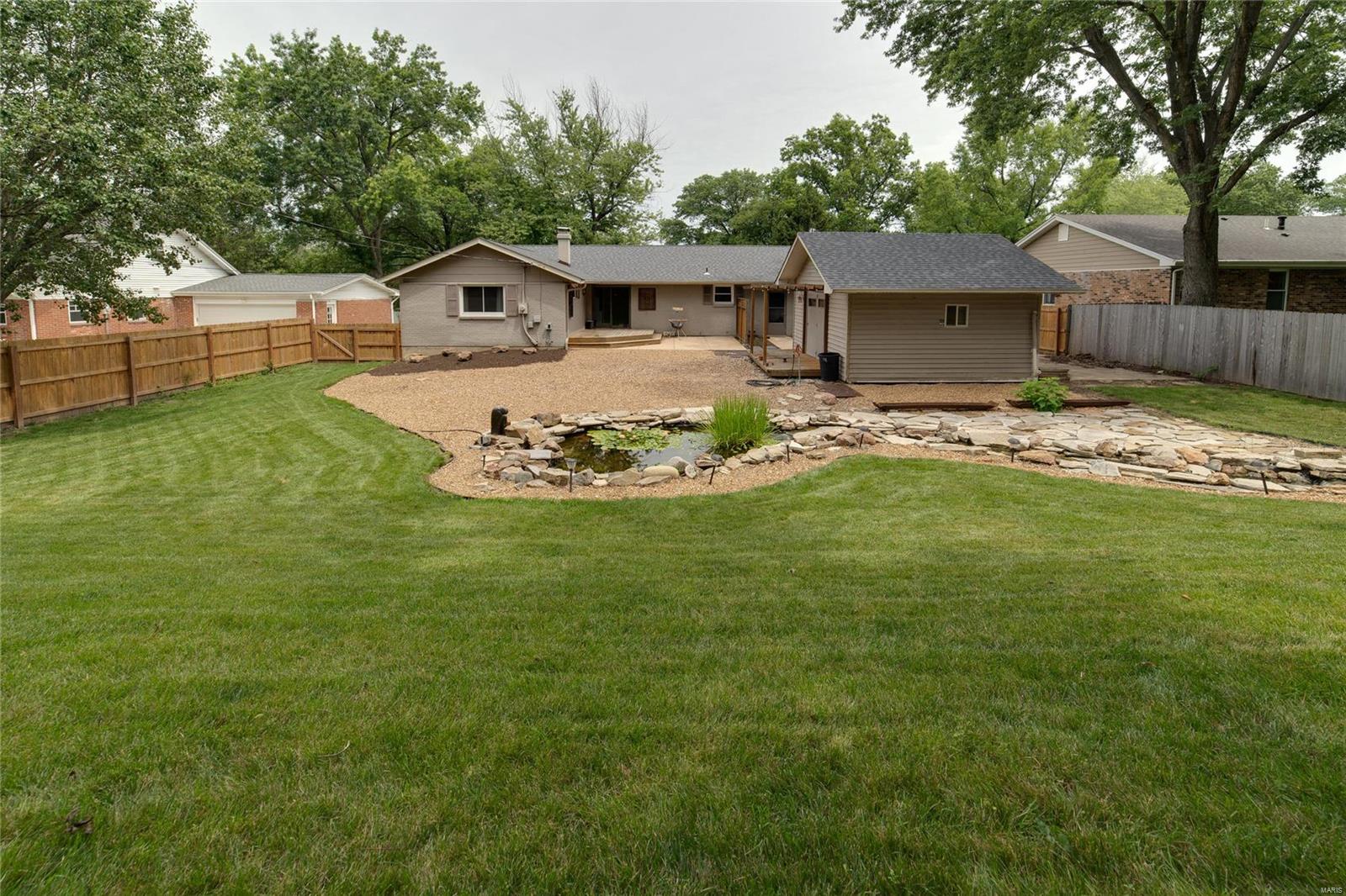 1018 Bedford Lane Ballwin, MO 63011 - Photo 2 of 37