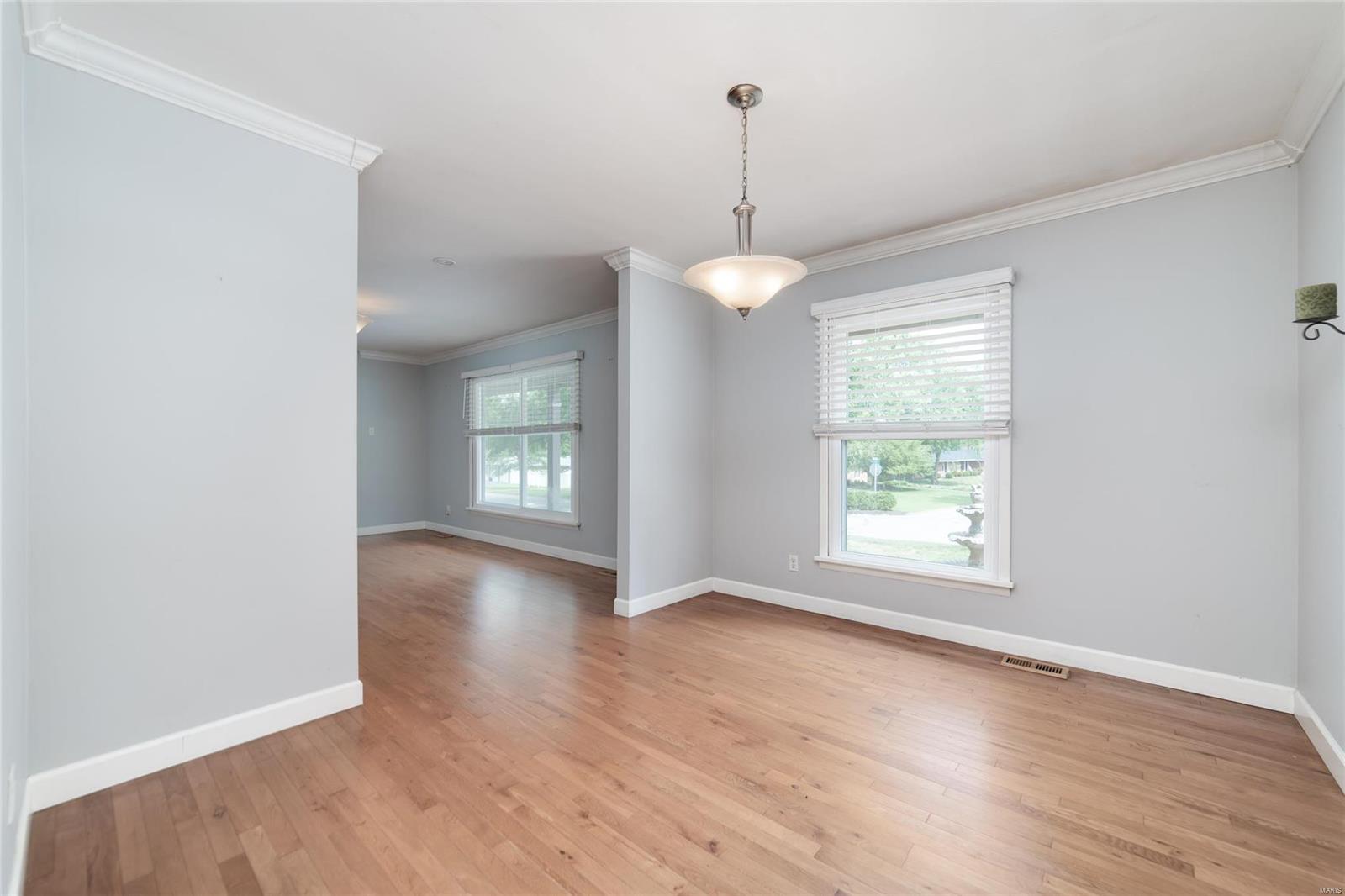 1018 Bedford Lane Ballwin, MO 63011 - Photo 7 of 37