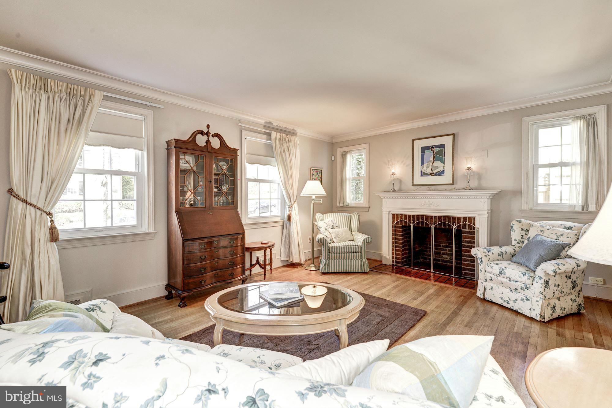 1674 Primrose Road Northwest Washington, DC 20012 - Photo 4 of 29 Living Room
