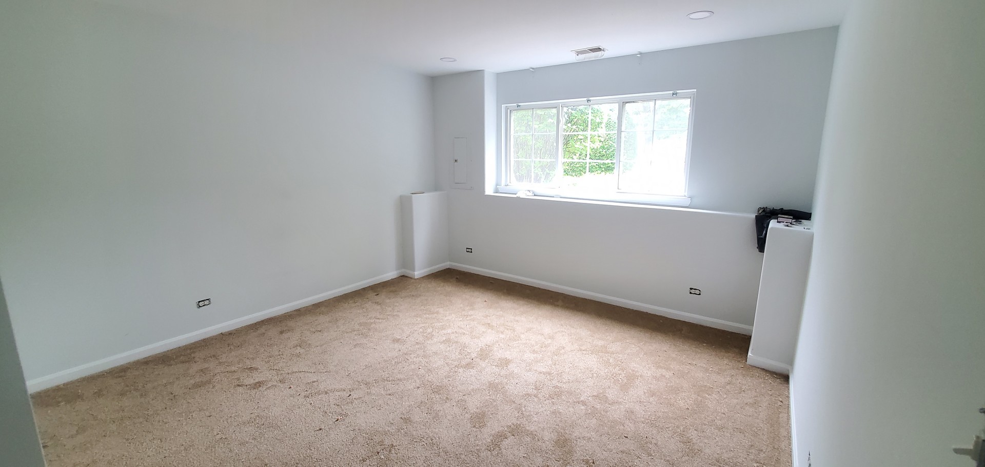 587 South Parkside Drive, Unit 587 Round Lake, IL 60073 - Photo 4 of 9 an empty room with a window