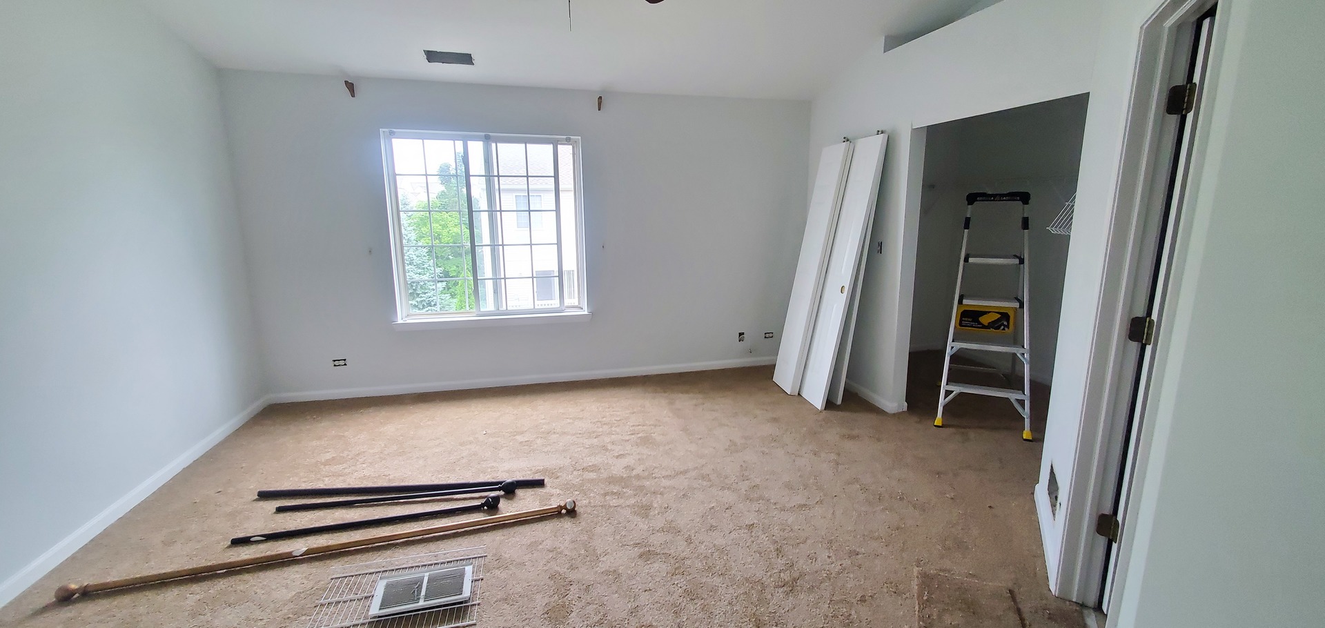 587 South Parkside Drive, Unit 587 Round Lake, IL 60073 - Photo 7 of 9 an empty room with windows