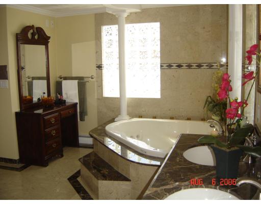 19 Catherine Road Framingham, MA 01701 - Photo 5 of 10 a bathroom with a tub sink and mirror