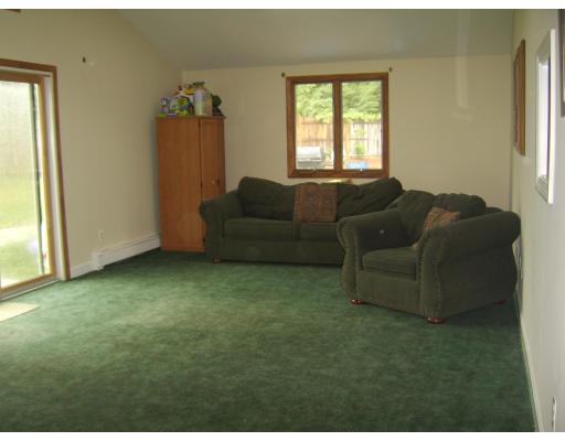 19 Catherine Road Framingham, MA 01701 - Photo 10 of 10 a living room with furniture and a window