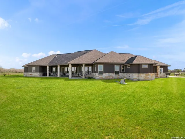 $950,000 | 1530 County Road 132, Floresville, TX 78114