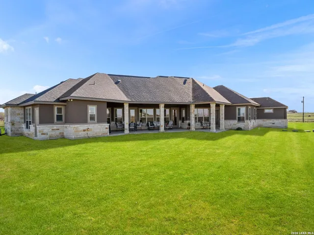 $950,000 | 1530 County Road 132, Floresville, TX 78114