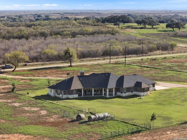 $950,000 | 1530 County Road 132, Floresville, TX 78114