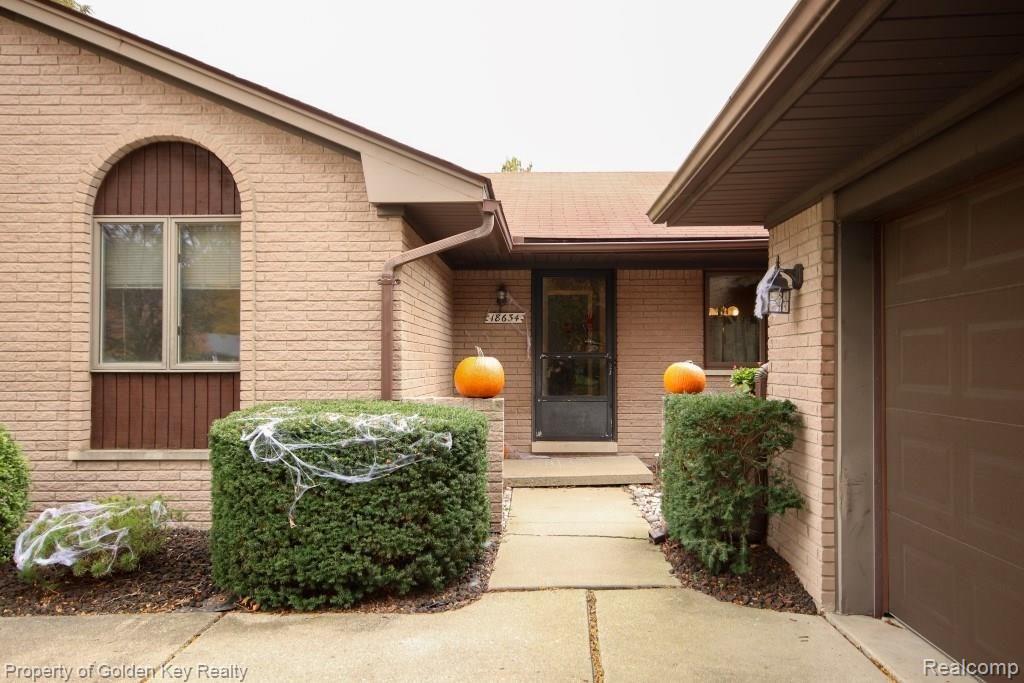18634 Gill Road Livonia, MI 48152 - Photo 10 of 43 IMG_1425 (Custom).jpg