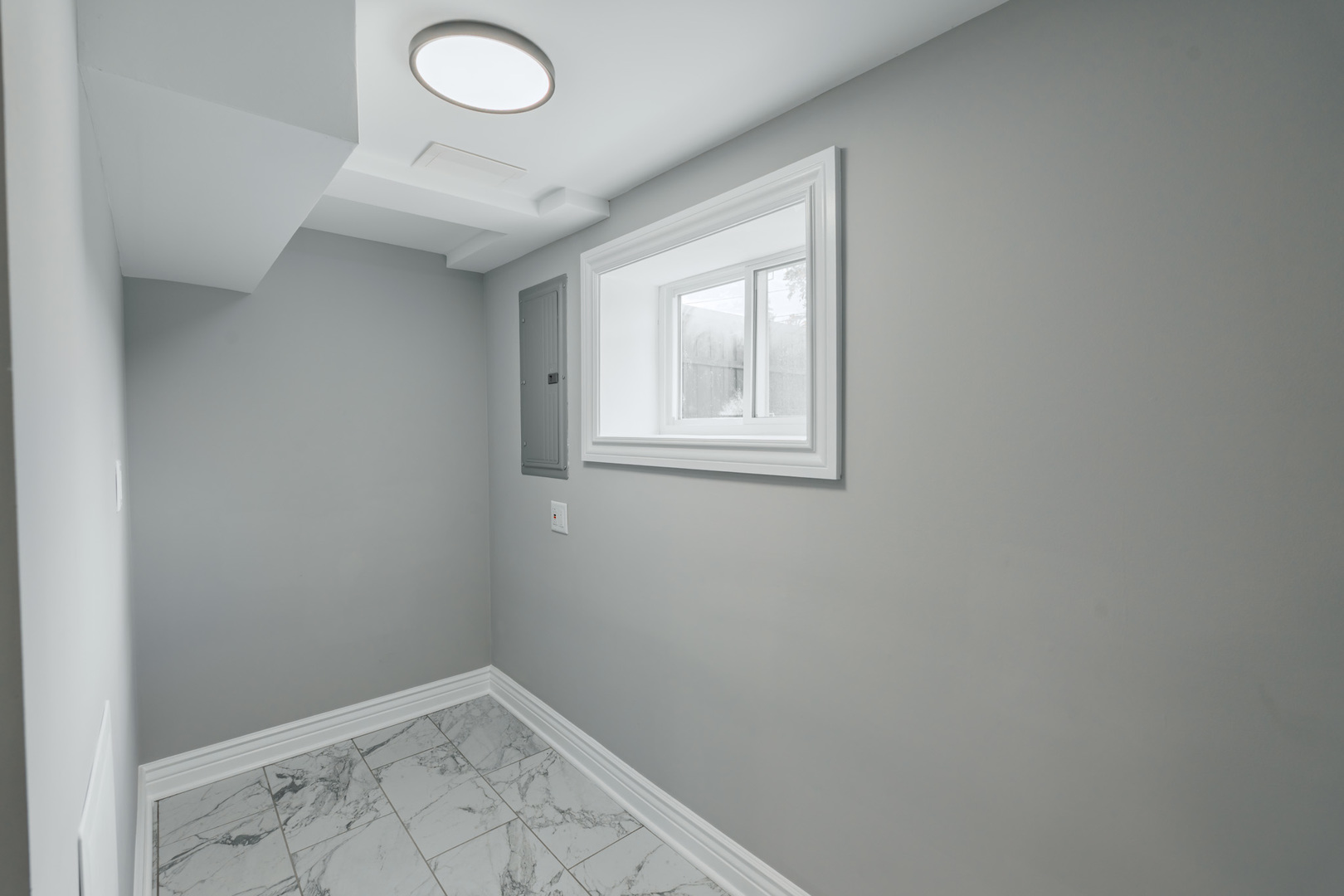 2252 Northgate Avenue North Riverside, IL 60546 - Photo 31 of 46 an empty room with windows