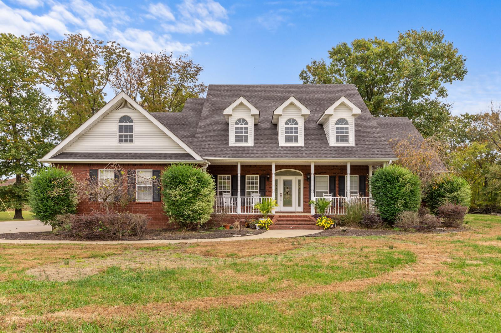 628 Rocky Valley Road Lebanon, TN 37090 - Photo 4 of 30 a front view of a house with garden