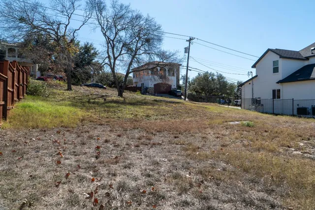 a view of a house with backyard and tree