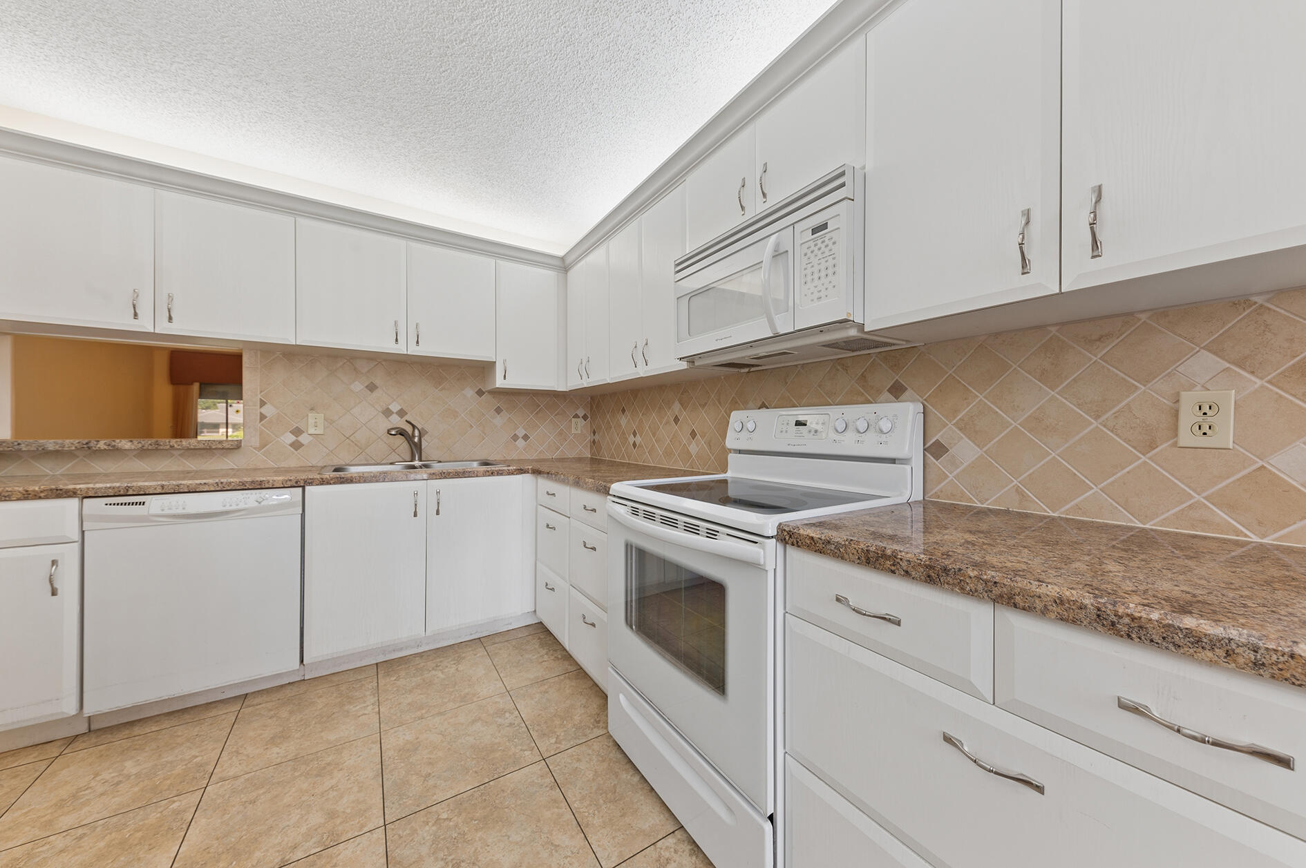 10197 Kinswood Road Boynton Beach, FL 33437 - Photo 3 of 15 Kitchen