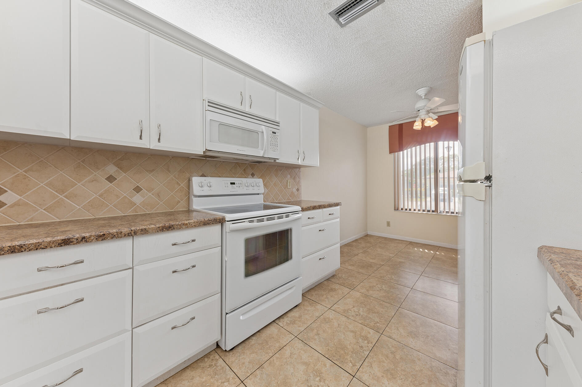 10197 Kinswood Road Boynton Beach, FL 33437 - Photo 4 of 15 Kitchen
