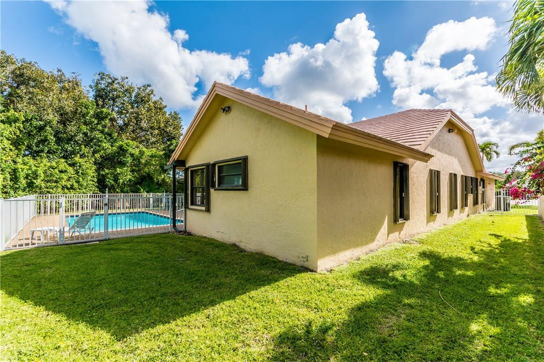 22870 Greenview Terrace Boca Raton, FL 33433 - Photo 17 of 57 a backyard of a house with table and chairs