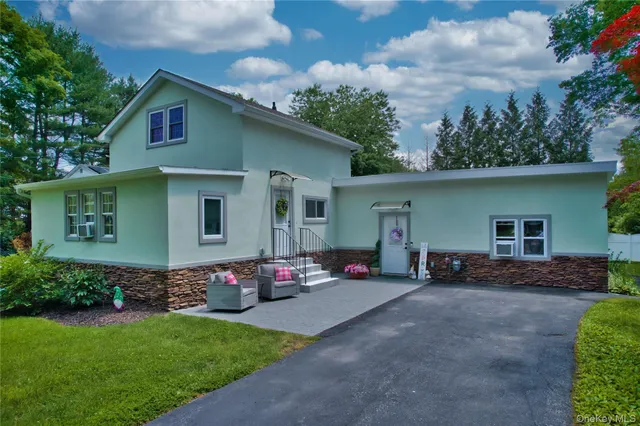 a view of a house with backyard