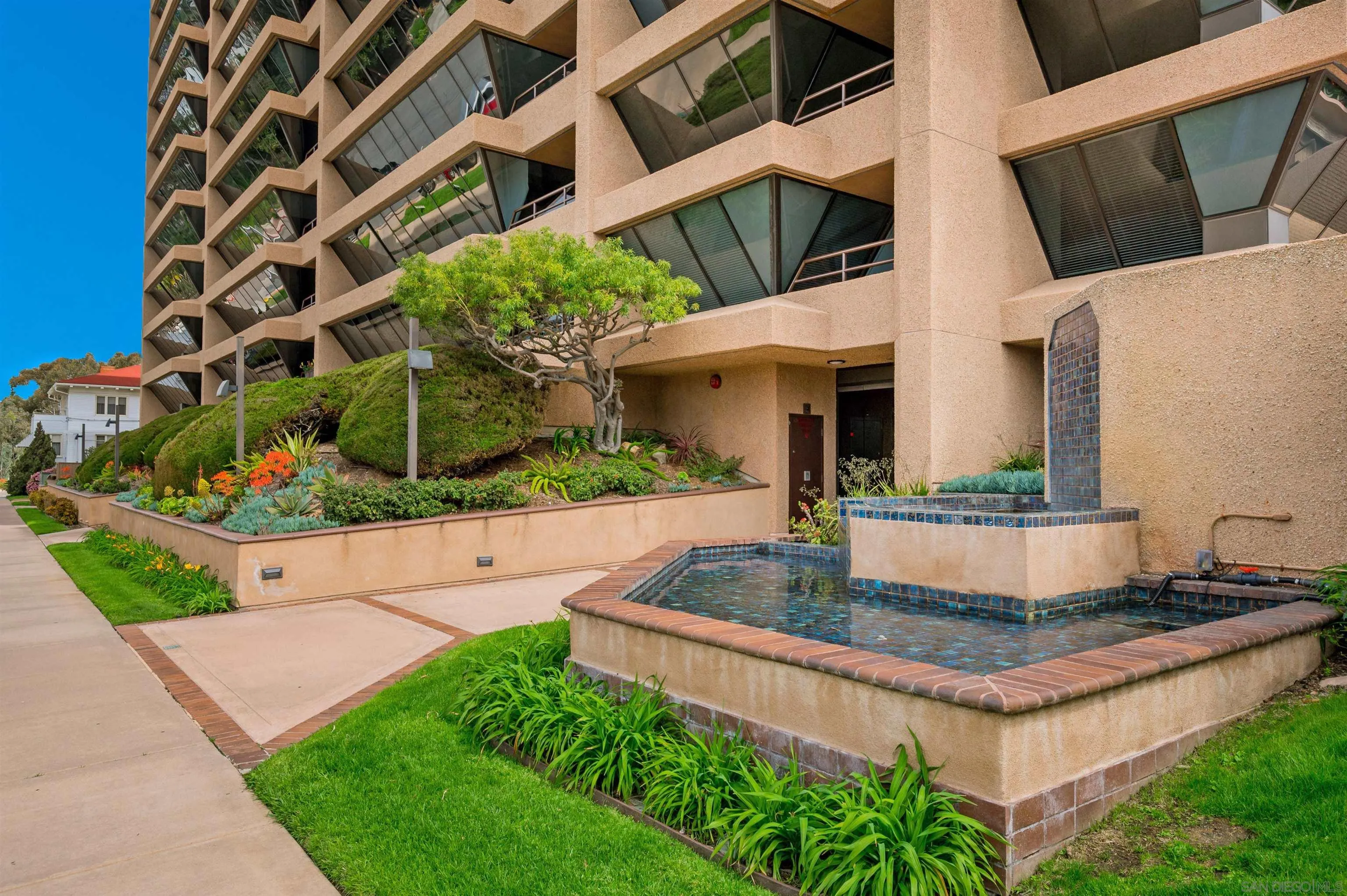 230 West Laurel Street, Unit 1001 San Diego, CA 92101 - Photo 27 of 44 a front view of a house with a garden