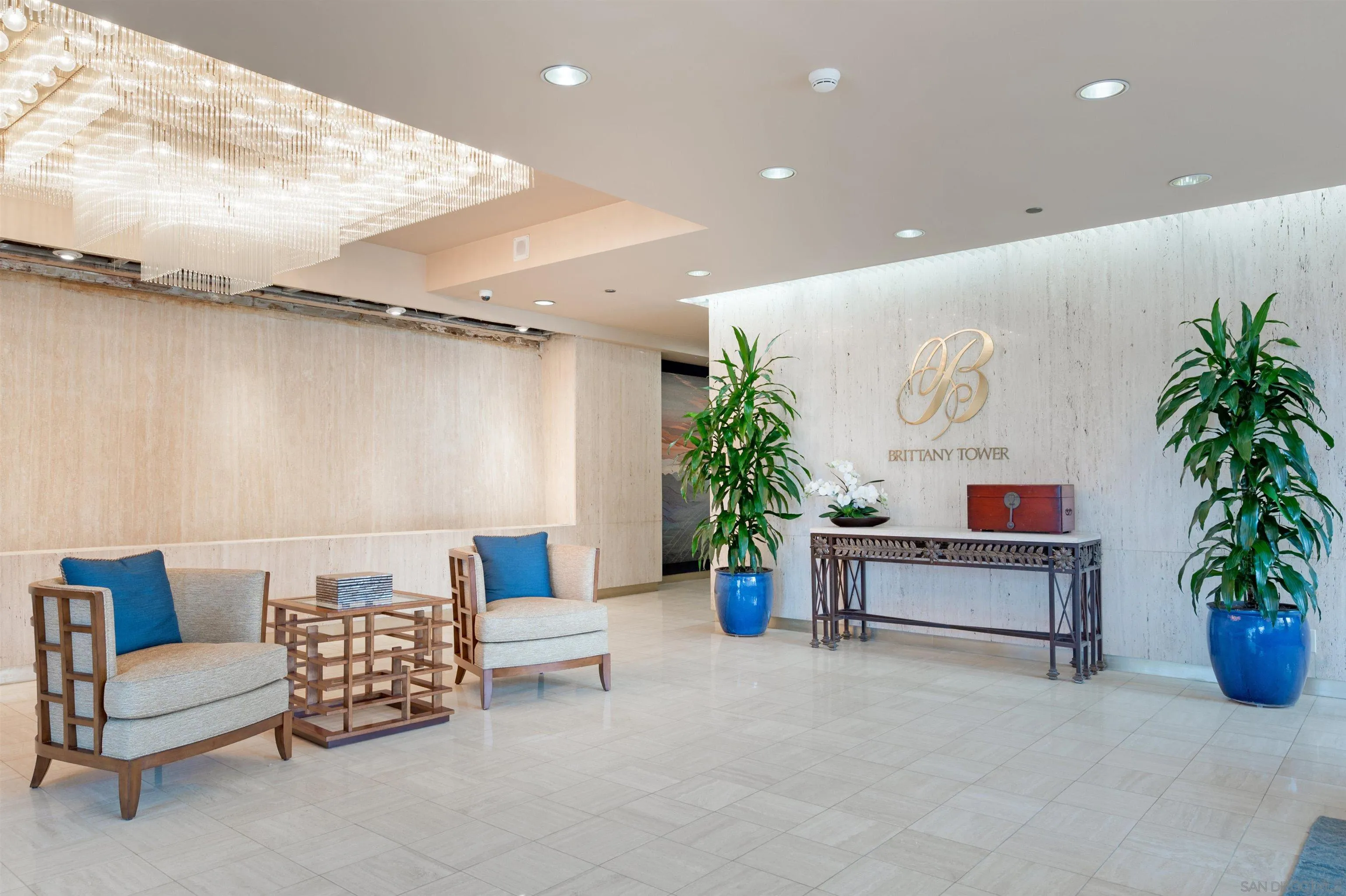 230 West Laurel Street, Unit 1001 San Diego, CA 92101 - Photo 34 of 44 a living room with furniture and a potted plant