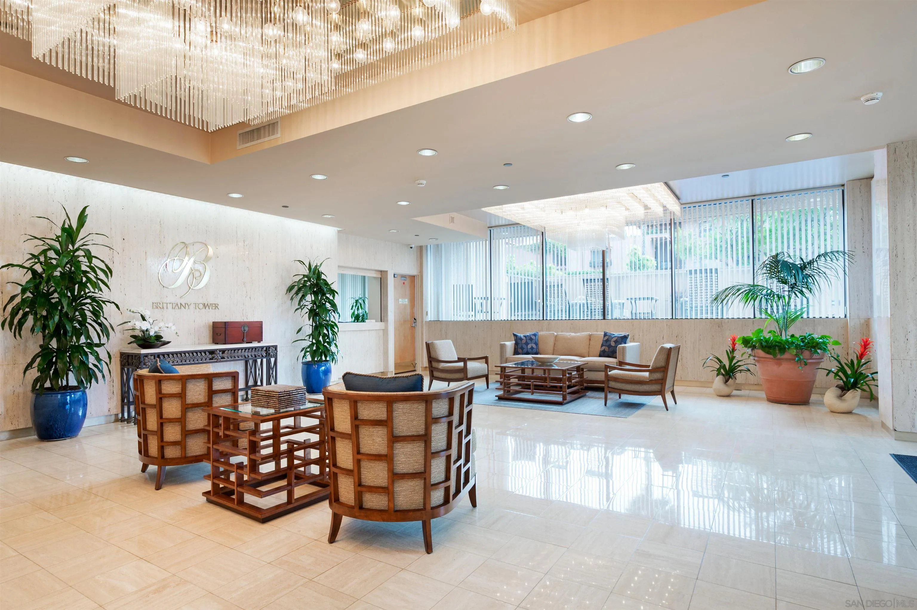 230 West Laurel Street, Unit 1001 San Diego, CA 92101 - Photo 35 of 44 a living room with furniture and potted plants