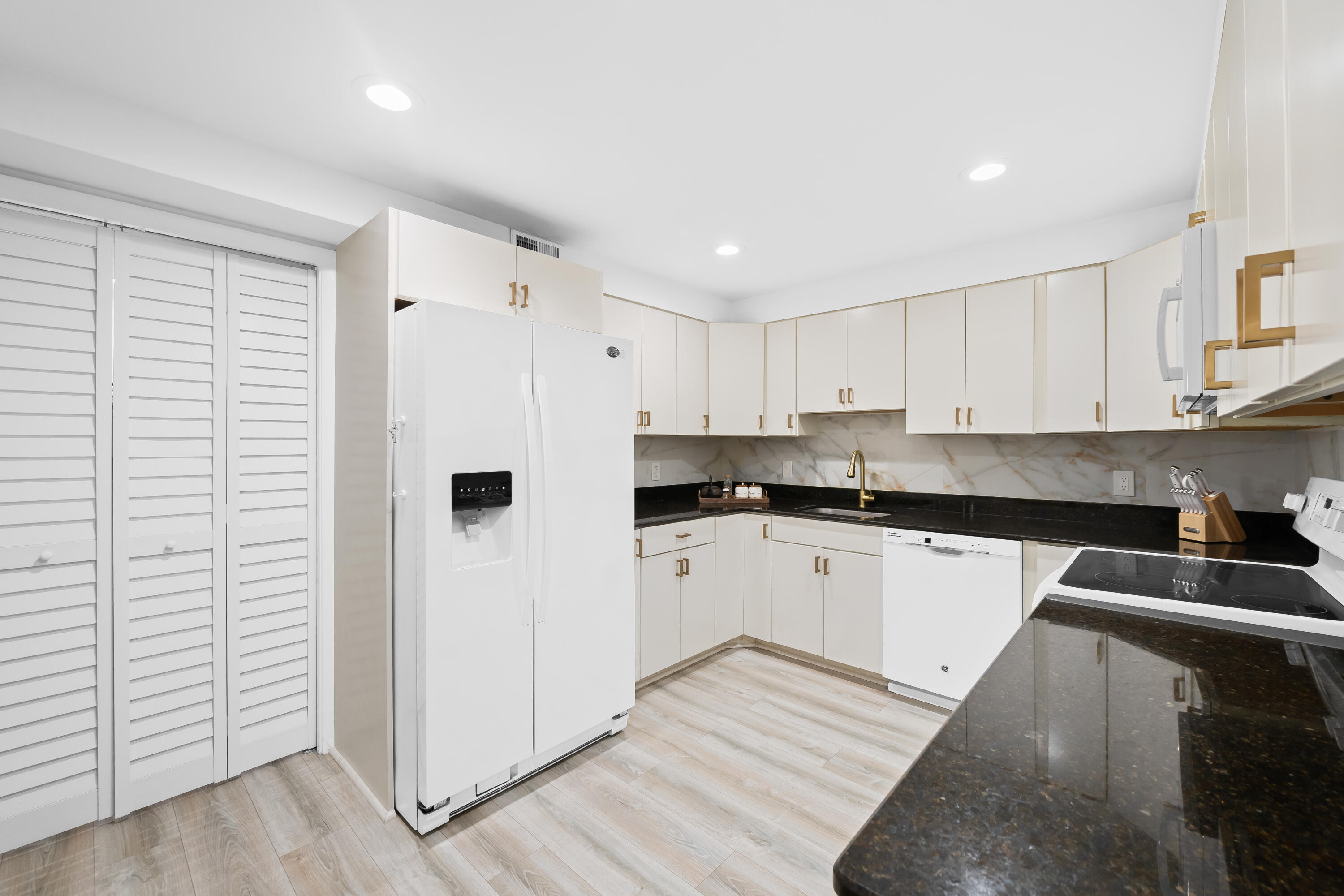 491 Racquet Club Road, Unit 106 Weston, FL 33326 - Photo 7 of 27 DSC_8638