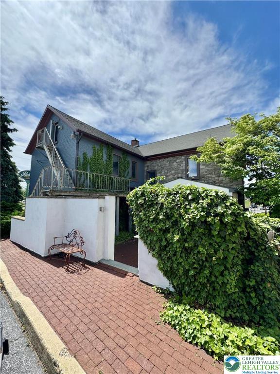 a view of a backyard