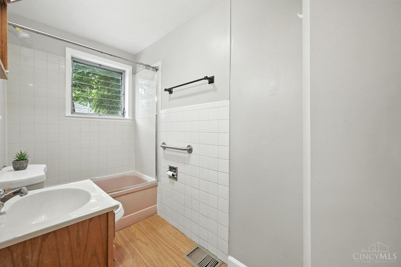 578 Fleming Road Cincinnati, OH 45231 - Photo 8 of 38
