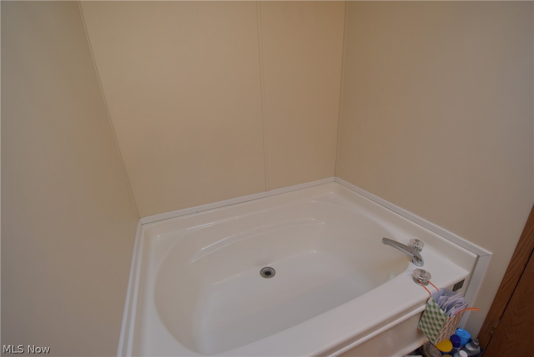 9555 Struthers Road, Unit 2 BEECH New Middletown, OH 44442 - Photo 14 of 15 Garden Tub