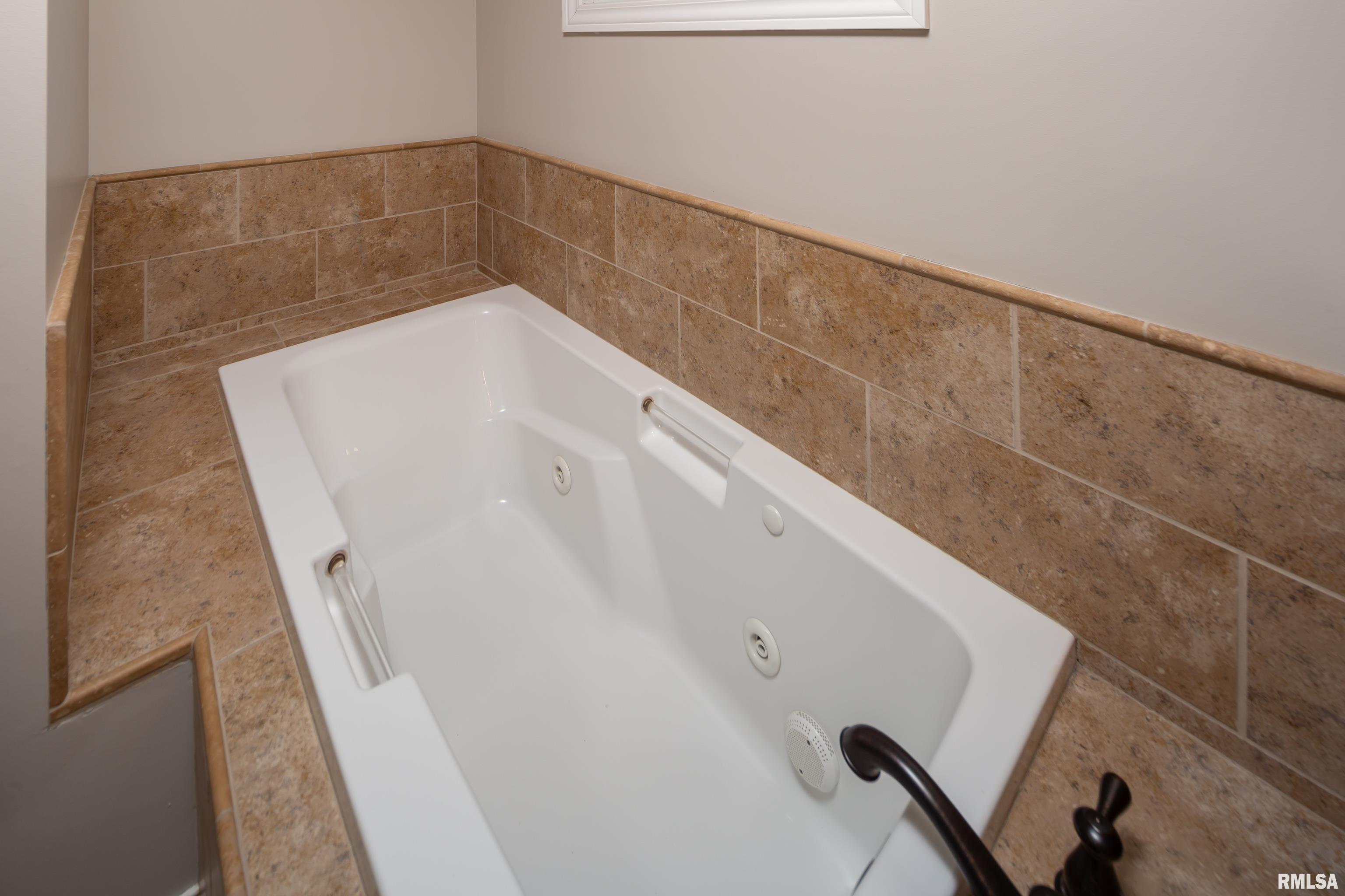 3211 Westminster Road Bettendorf, IA 52722 - Photo 32 of 47 Gallery Image 32