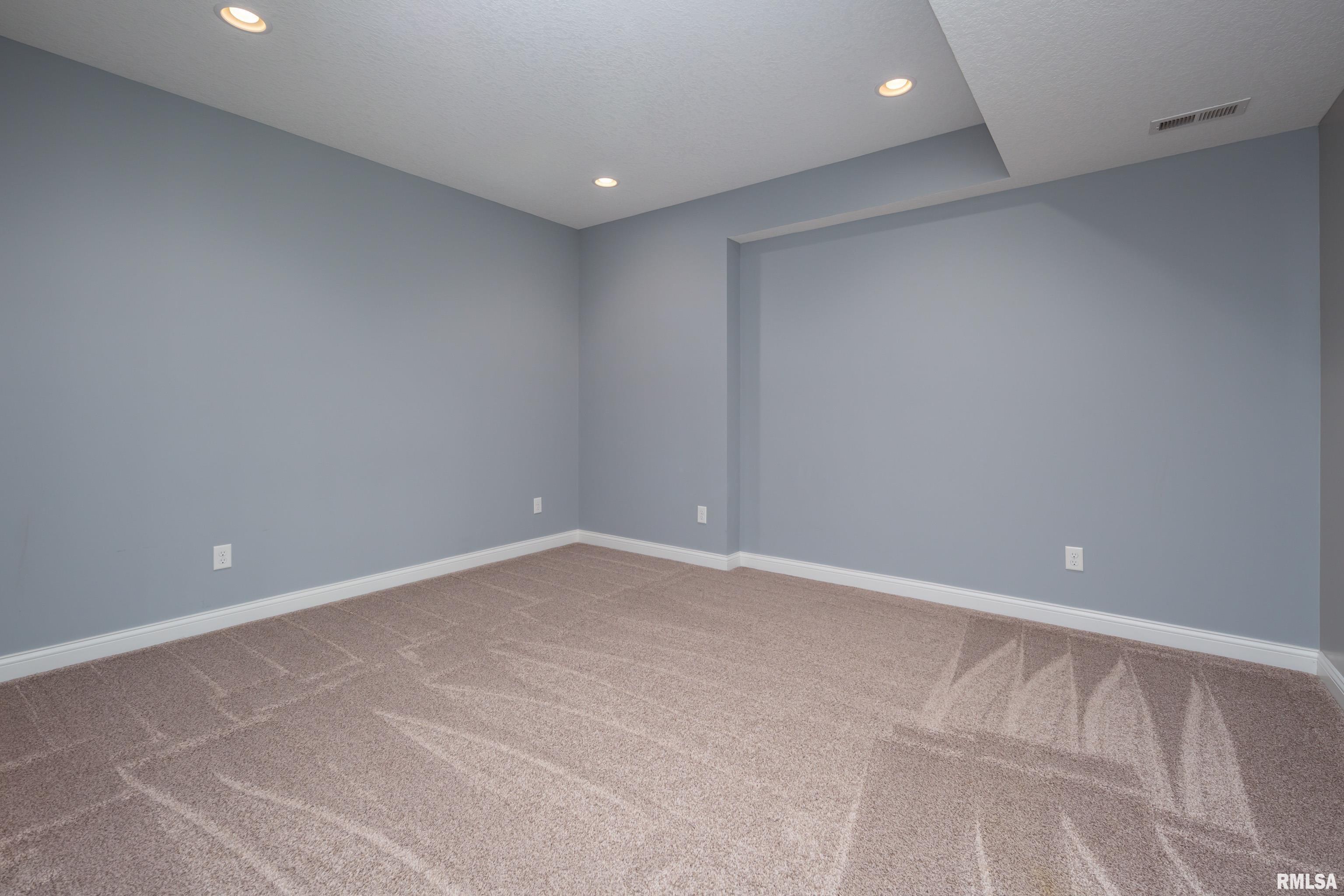 3211 Westminster Road Bettendorf, IA 52722 - Photo 46 of 47 Gallery Image 46