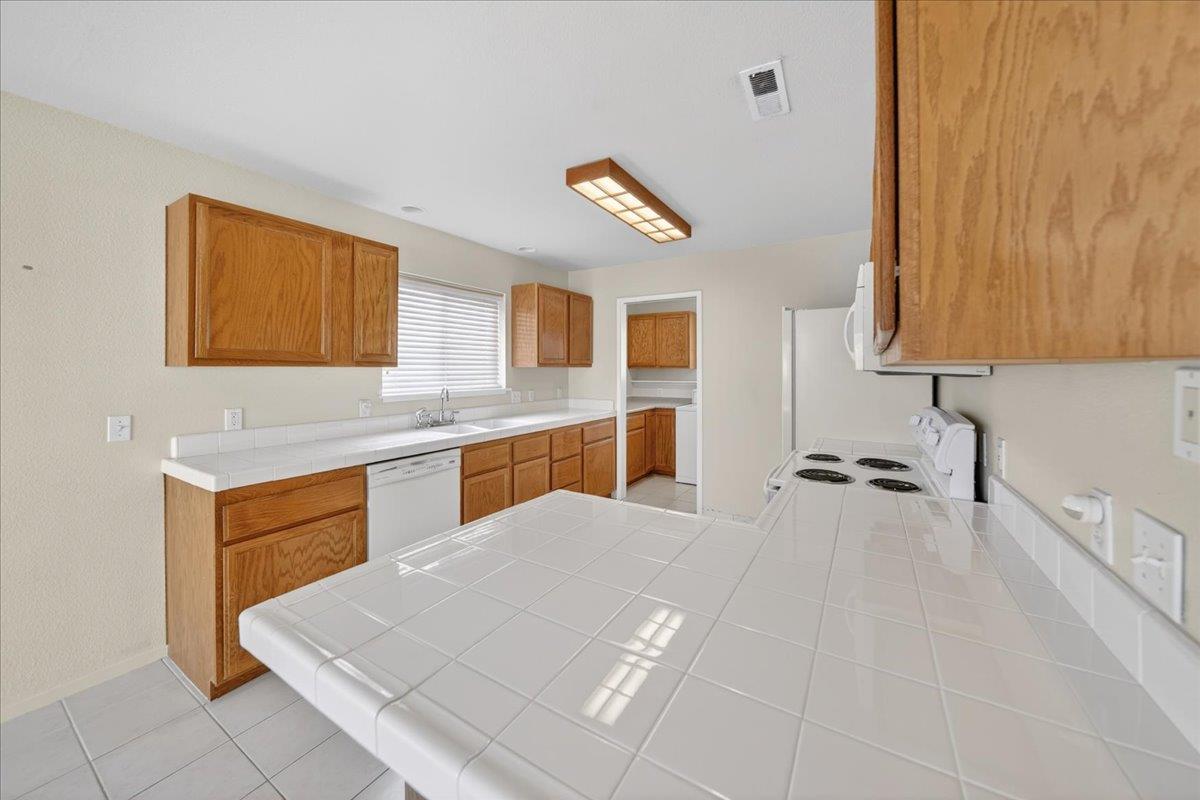 1282 Hamilton Avenue Seaside, CA 93955 - Photo 4 of 45 a spacious bathroom with a sink and a mirror