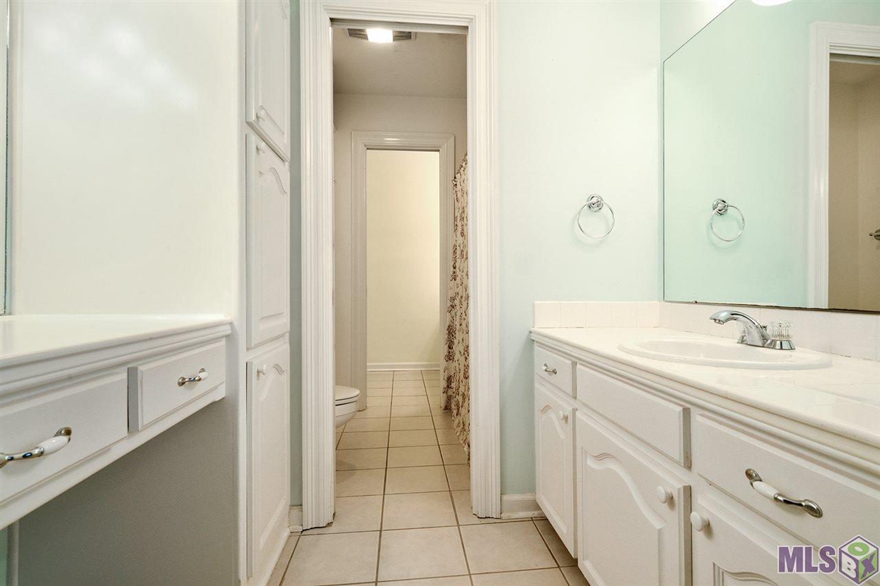 3241 Woodland Ridge Boulevard Baton Rouge, LA 70816 - Photo 15 of 21 jack and jill bathroom