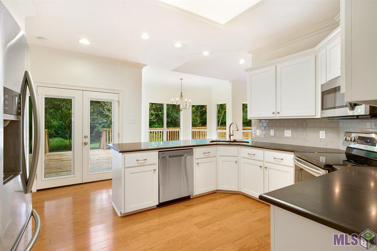 3241 Woodland Ridge Boulevard Baton Rouge, LA 70816 - Photo 2 of 21 kitchen