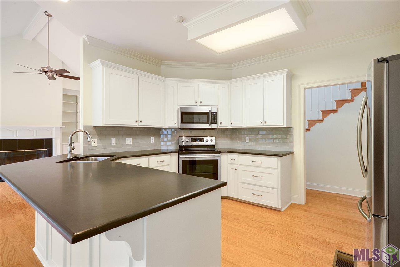 3241 Woodland Ridge Boulevard Baton Rouge, LA 70816 - Photo 3 of 21 kitchen