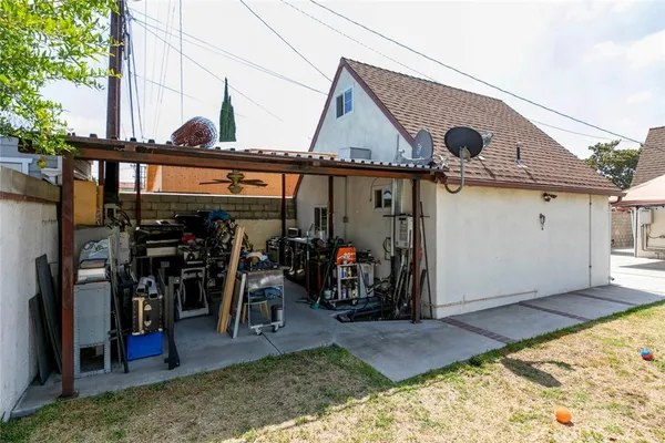 a view of livingroom with furniture and windows